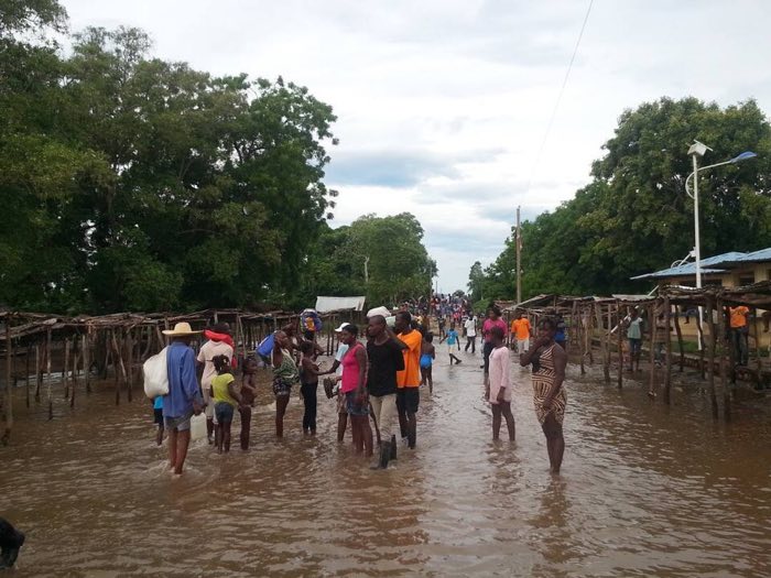 Habitants réunis dans une rue de marché à Ouanaminthe