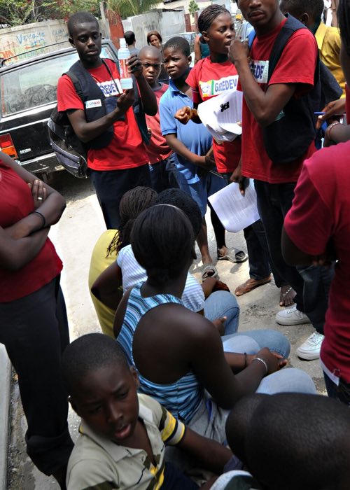 Jeunes Haïtiens animant une séance éducative à Port-au-Prince